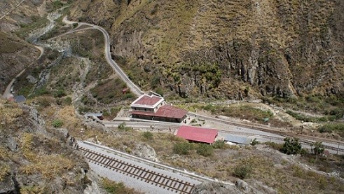 tours in train around mountains in ecuador